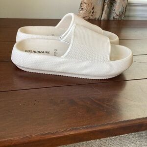 Cushionaire Women's Cream Slide Sandals
